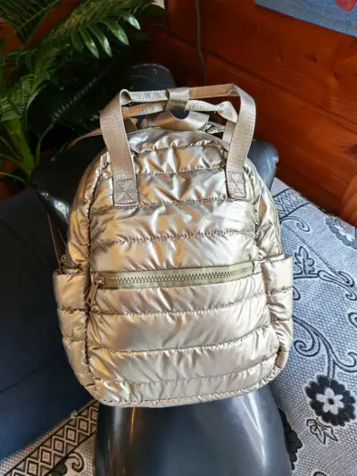Mochila acolchada color dorado - miniatura 1