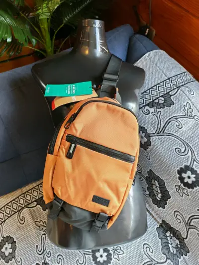 Mochila naranja compacta - miniatura 1