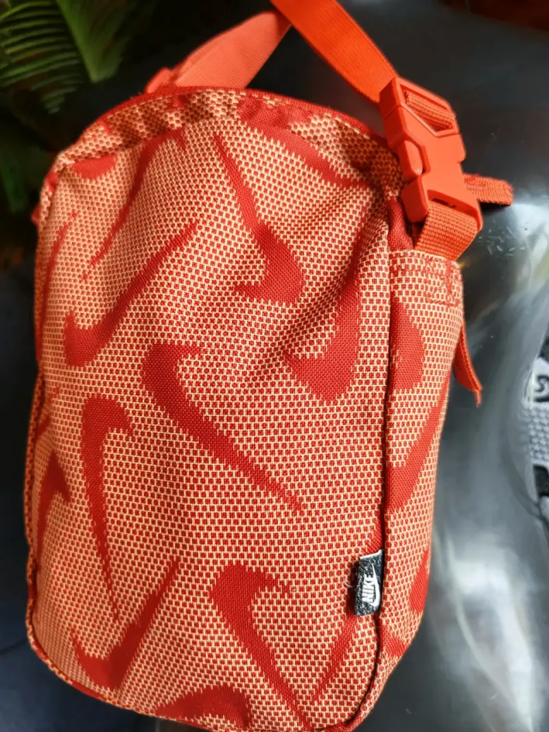 Bandolera Nike roja estampada - 4