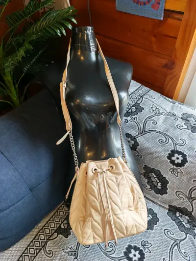 Cartera beige acolchada - miniatura 1