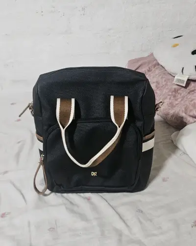 Bolso negro con diseño CYZ - miniatura 1