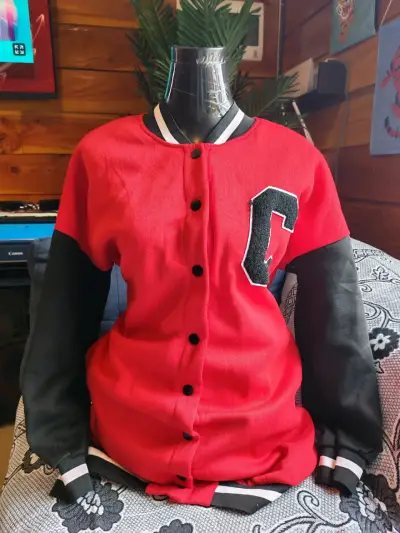 Chaqueta varsity roja y negra - miniatura 1