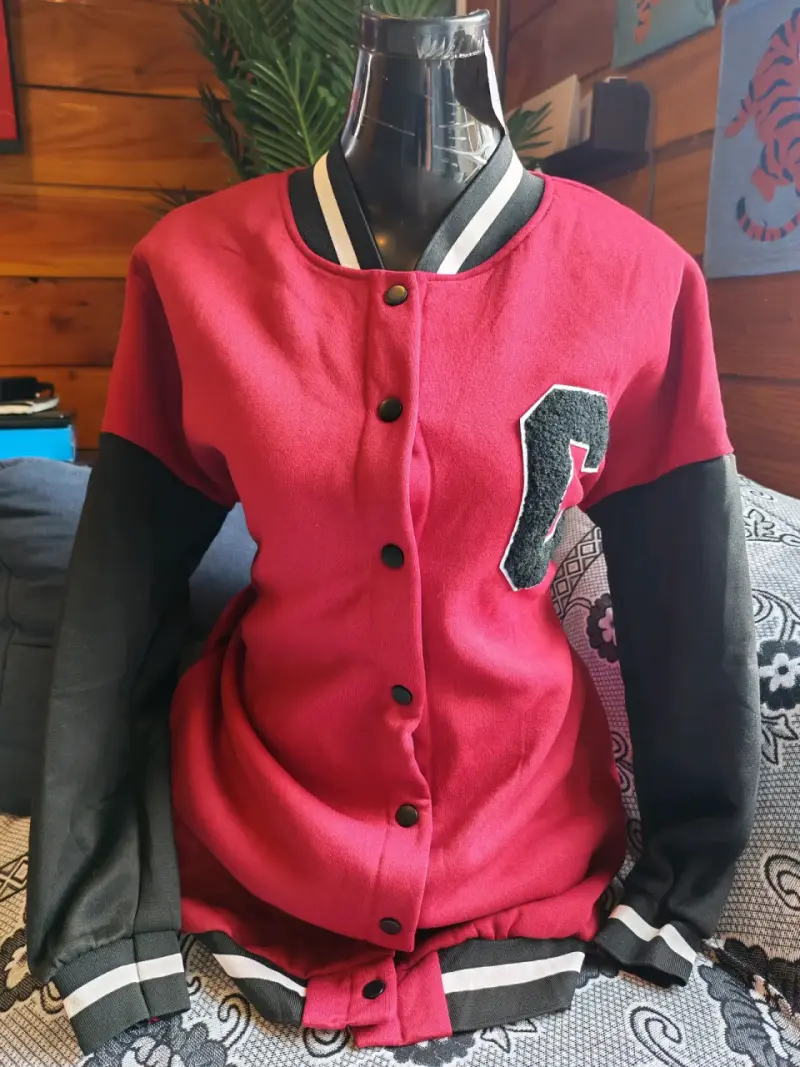 Chaqueta varsity roja y negra - 3