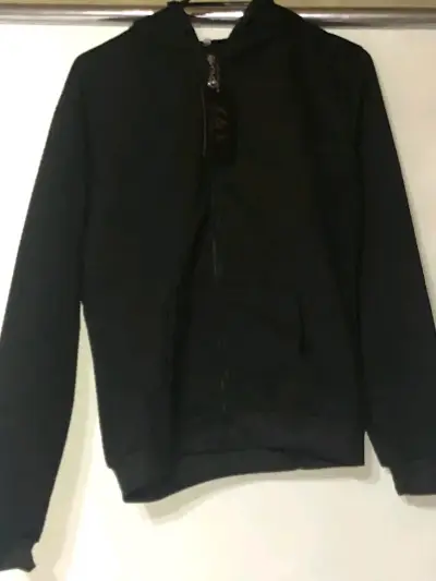 Polerón negro clásico con capucha - miniatura 1