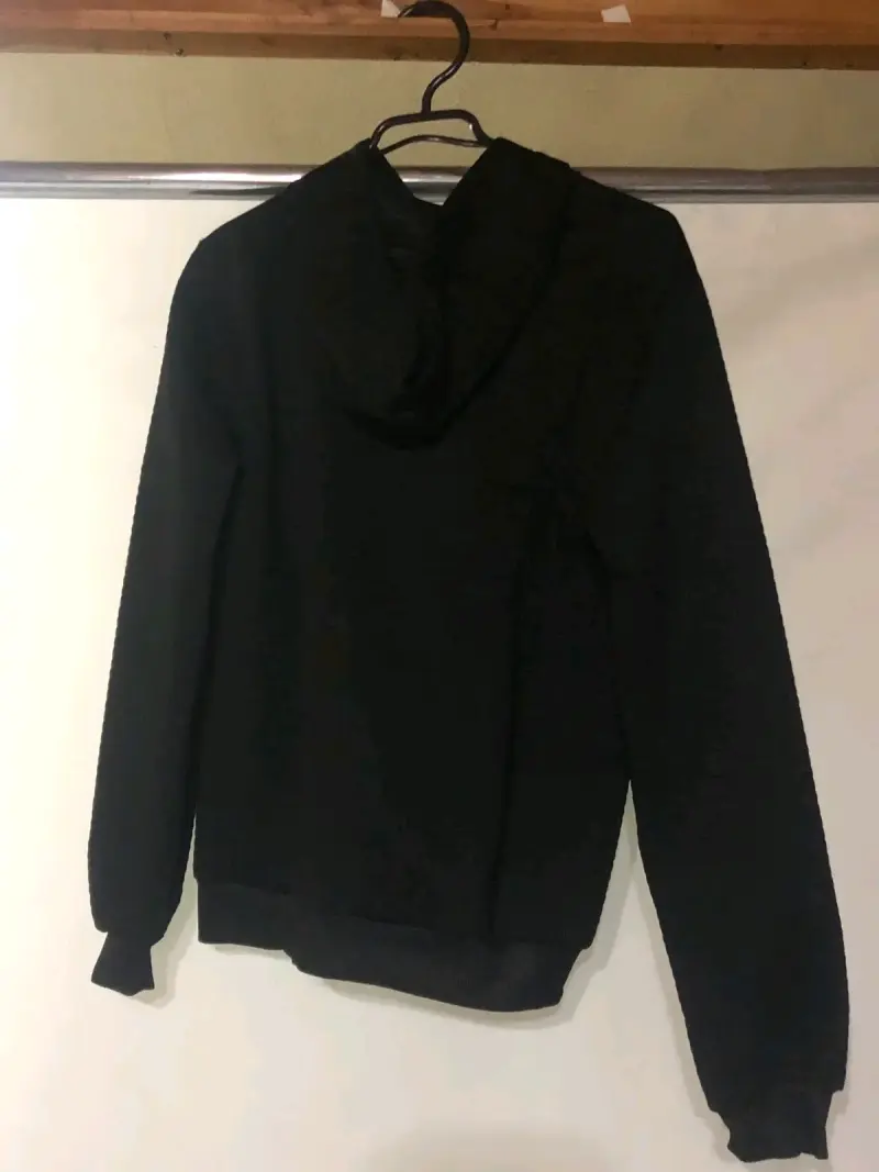 Polerón negro clásico con capucha - 2