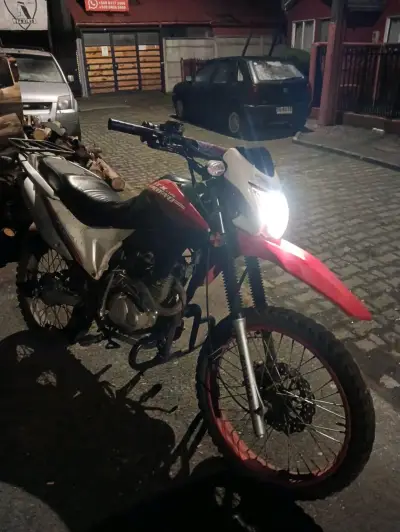 Moto todoterreno roja y blanca - miniatura 1