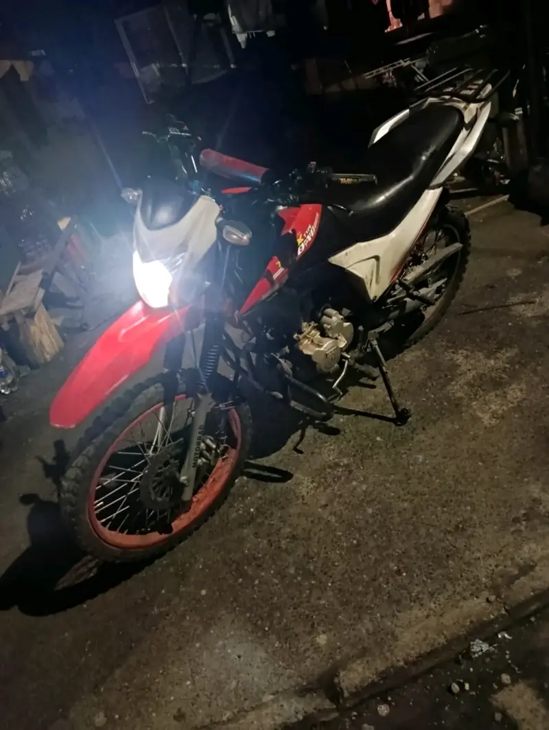 Moto todoterreno roja y blanca - 2