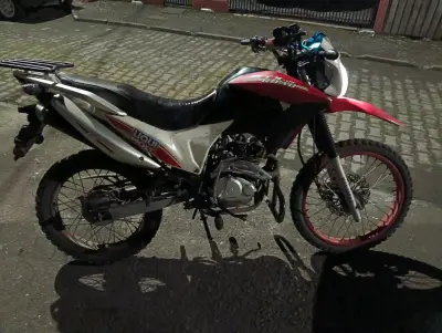 Moto todoterreno roja y blanca - miniatura 3