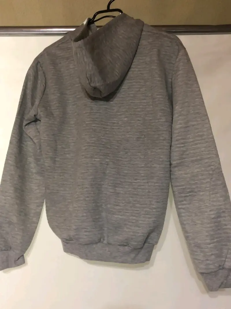 Polerón gris con capucha Z&Y - 2
