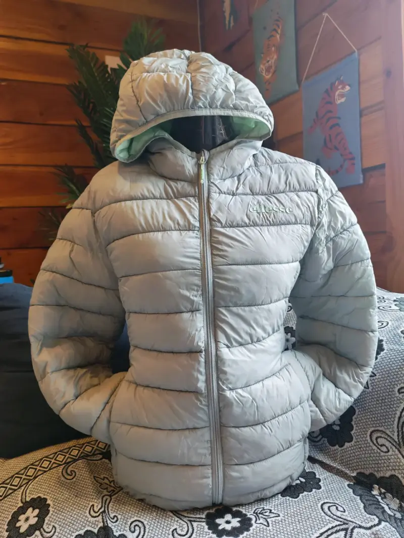 Chaqueta acolchada con capucha gris