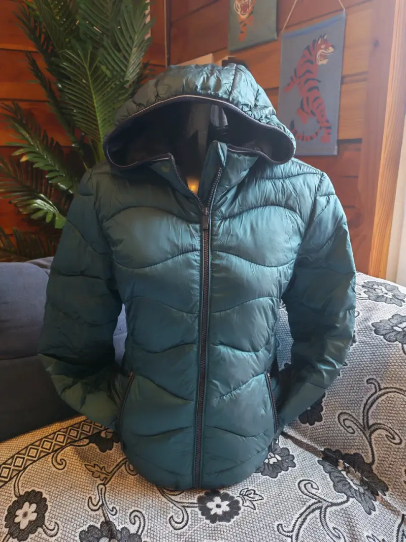 Chaqueta acolchada verde con capucha