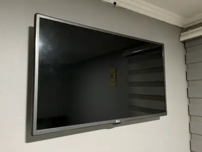 Televisor LG pantalla plana - miniatura 1