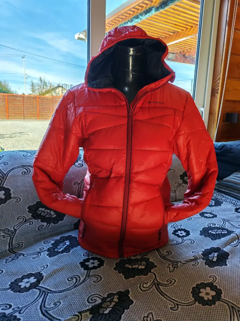 Chaqueta roja con capucha