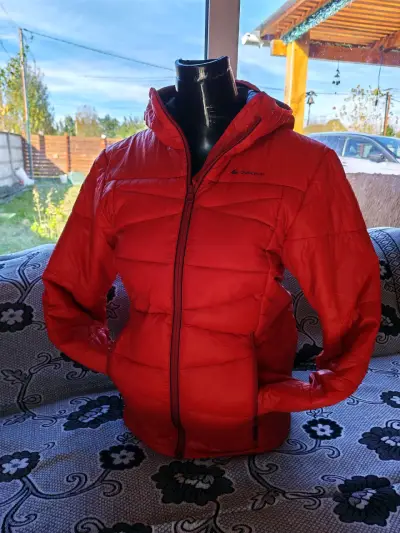 Chaqueta roja con capucha - miniatura 2