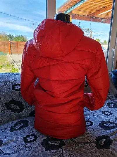 Chaqueta roja con capucha - miniatura 3