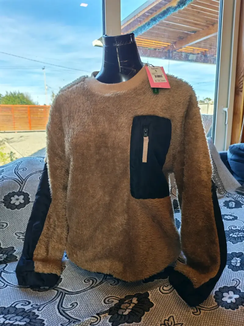 Sweater peludo con bolsillo negro