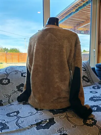 Sweater peludo con bolsillo negro - miniatura 2
