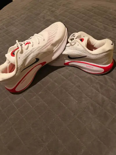 Zapatillas Nike blancas y rojas - miniatura 1