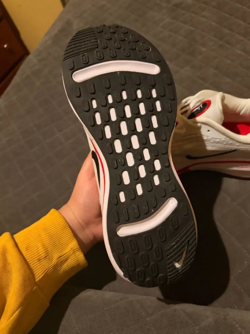 Zapatillas Nike blancas y rojas - 3