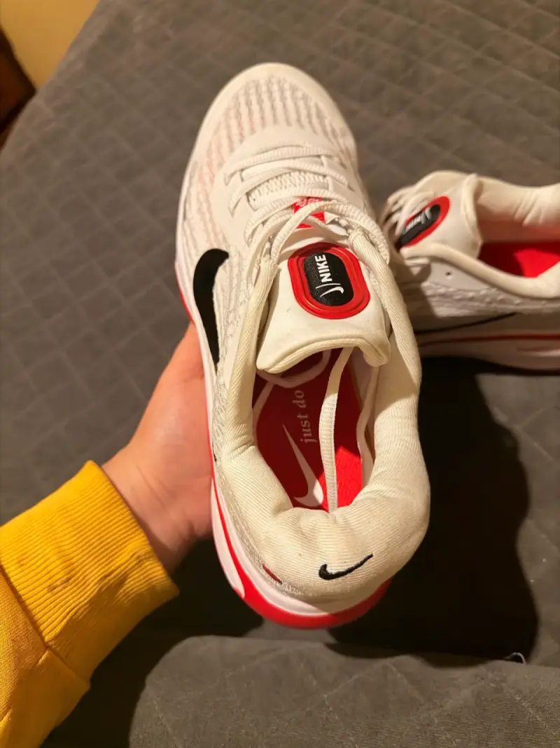Zapatillas Nike blancas y rojas - 4
