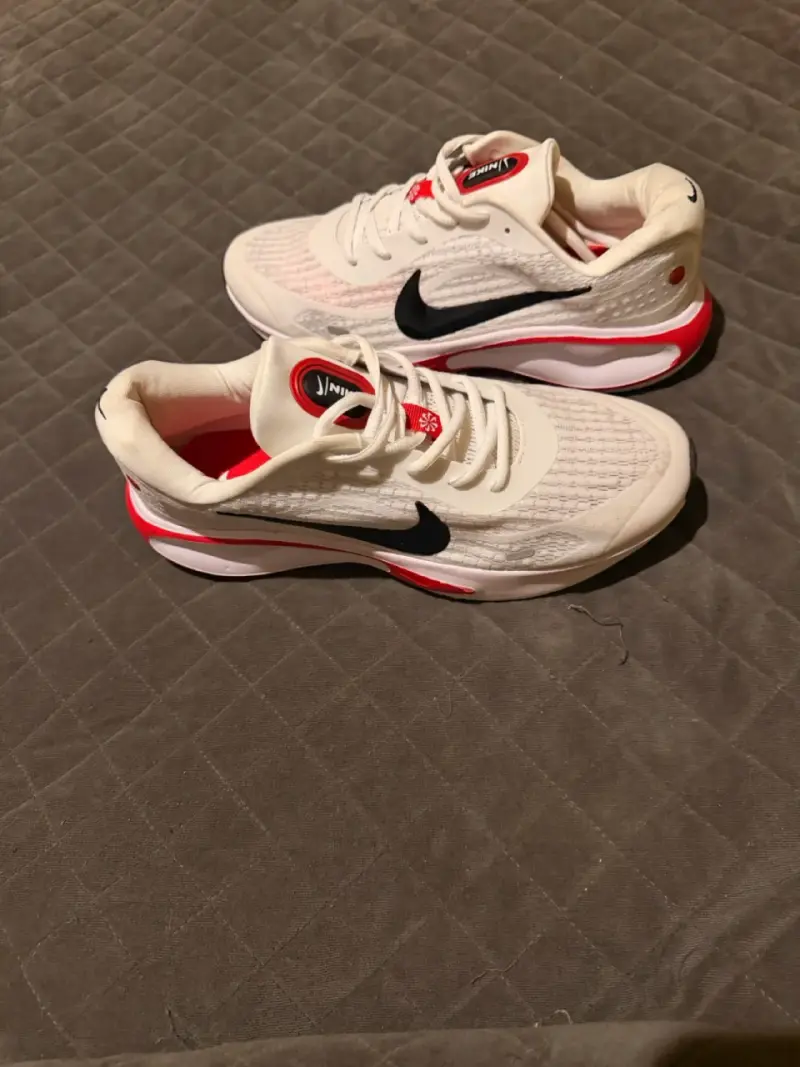 Zapatillas Nike blancas y rojas - 5
