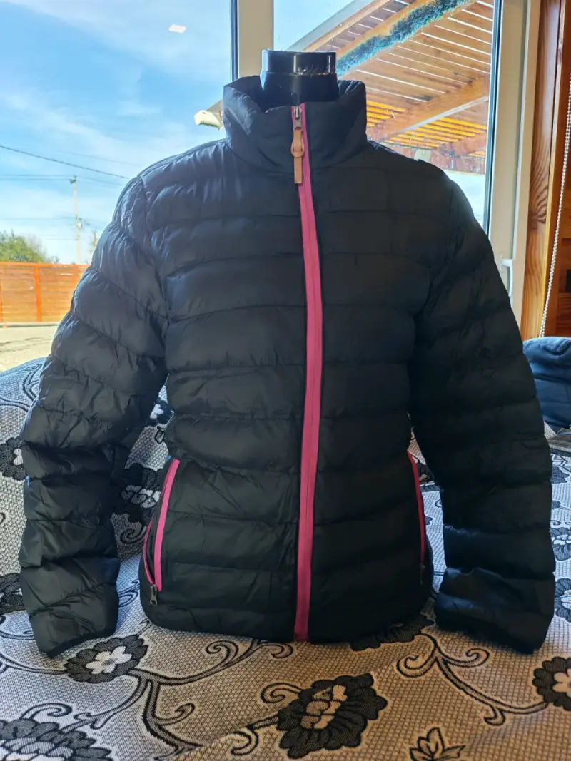 Chaqueta acolchada negra con cierre rosa