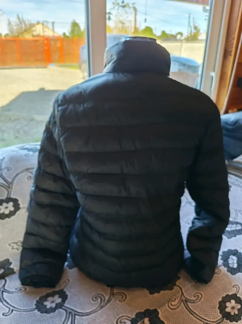 Chaqueta acolchada negra con cierre rosa - 2