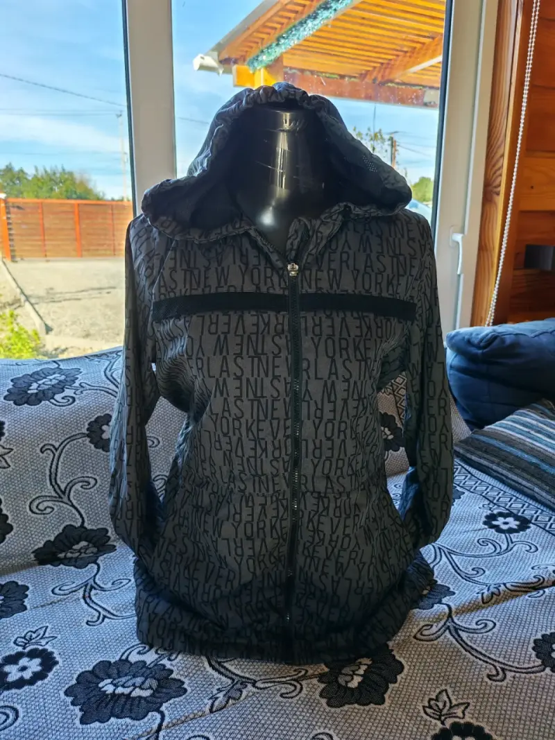 Chaqueta deportiva con capucha