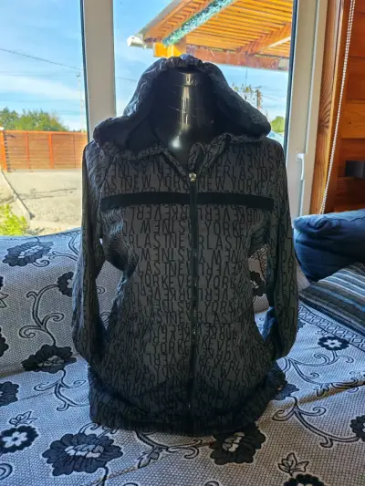 Chaqueta deportiva con capucha - miniatura 1