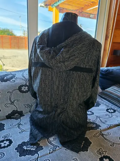 Chaqueta deportiva con capucha - miniatura 2