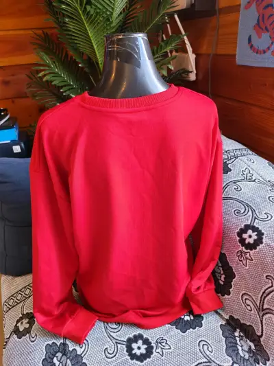 Polera roja con estampado - miniatura 2