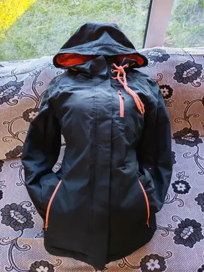 Chaqueta negra con capucha - miniatura 1