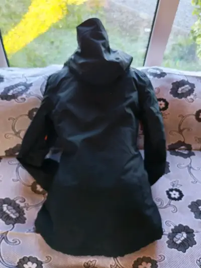 Chaqueta negra con capucha - miniatura 2