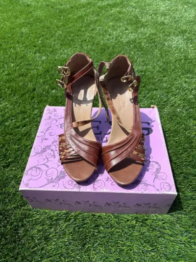 Sandalias de cuero marrón con hebillas. - miniatura 1
