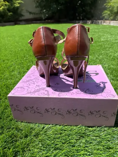 Sandalias de cuero marrón con hebillas. - miniatura 4