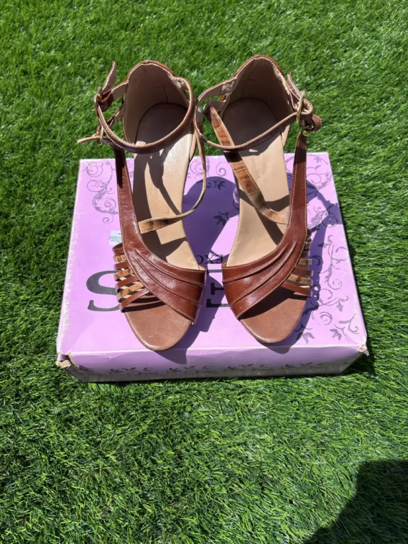 Sandalias de cuero marrón con hebillas. - 5