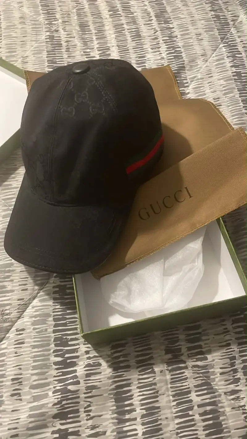 Gorra Gucci negra con caja - 1