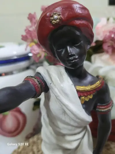 Figura decorativa de resina - miniatura 1