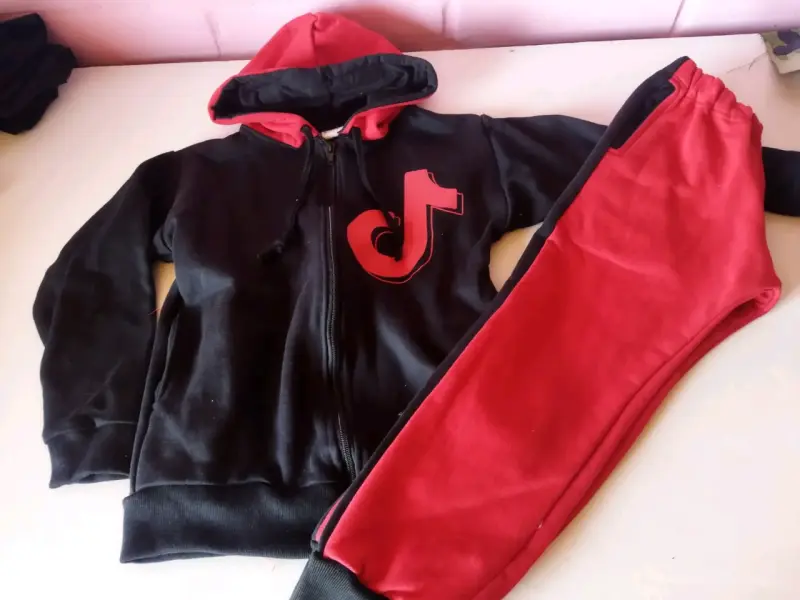 Conjunto buzo negro y rojo