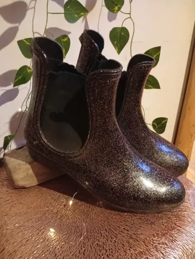 Botines de goma con brillos - miniatura 1