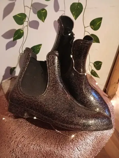 Botines de goma con brillos - miniatura 2