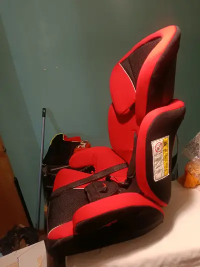 Silla de auto infantil roja - miniatura 1