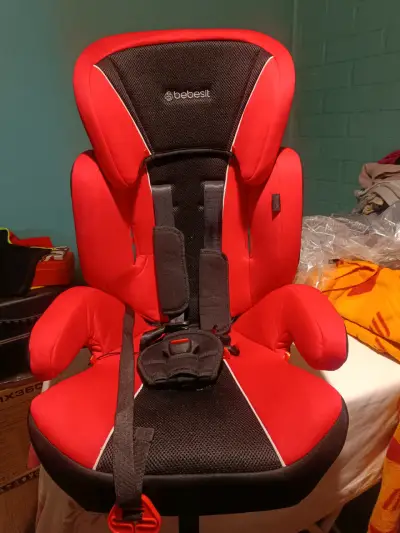 Silla de auto infantil roja - miniatura 2