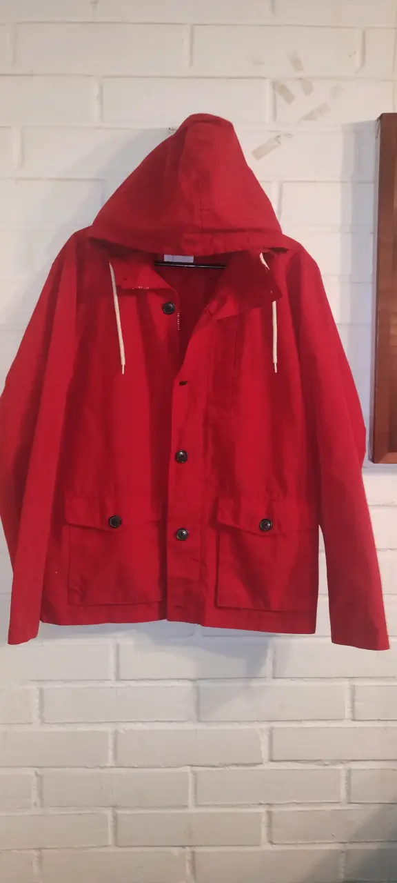 Chaqueta roja con capucha