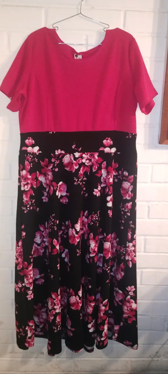 Vestido floral fucsia y negro