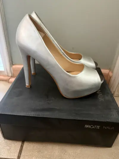 Zapatos de tacón abiertos plateados - miniatura 2