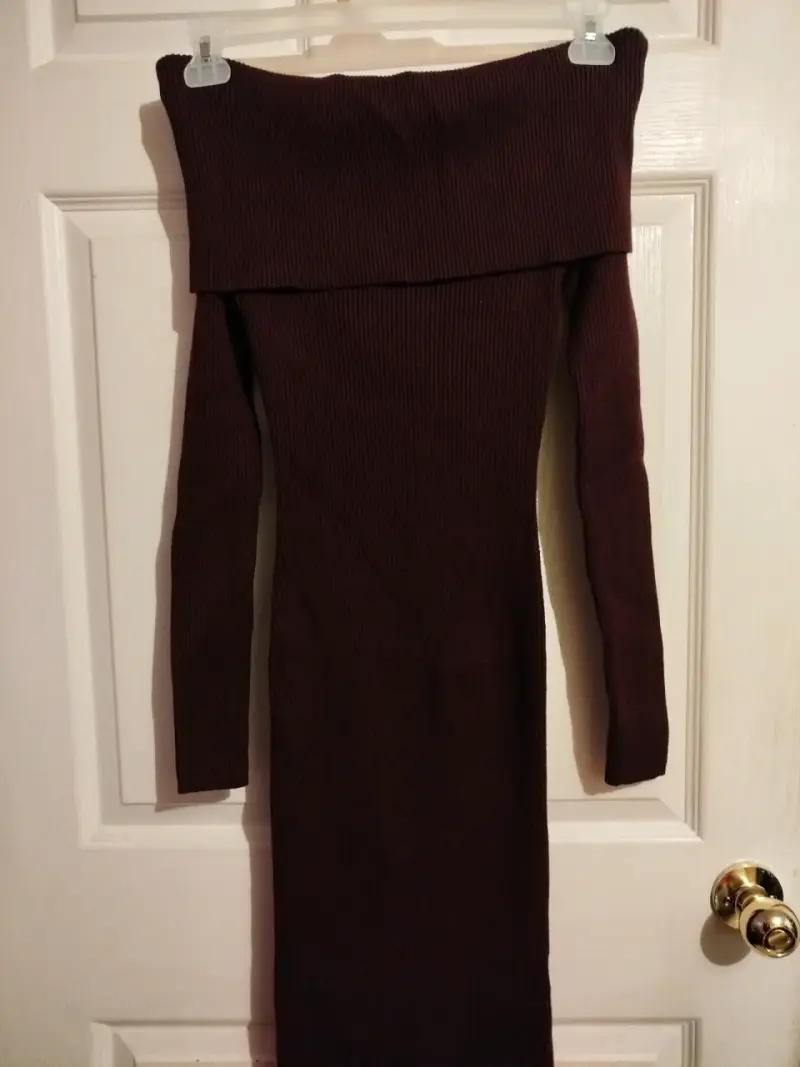Vestido ajustado marrón hombros descubiertos - 1