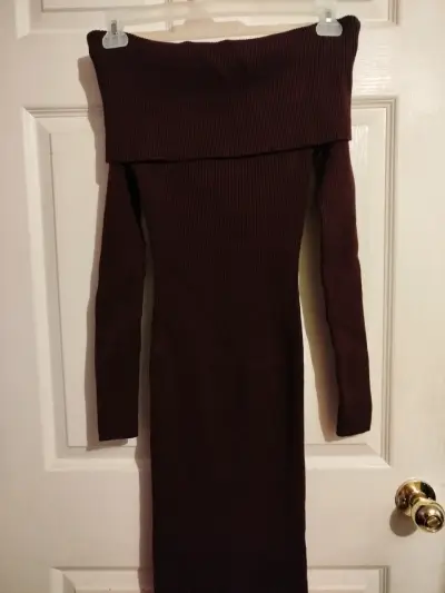 Vestido ajustado marrón hombros descubiertos - miniatura 1