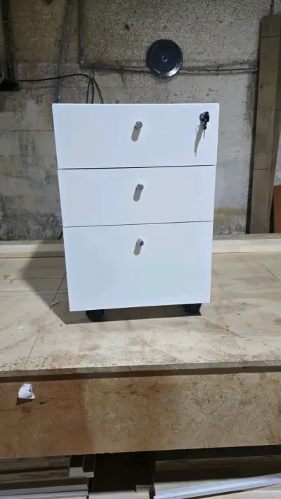 Mueble archivador blanco con llave - miniatura 1