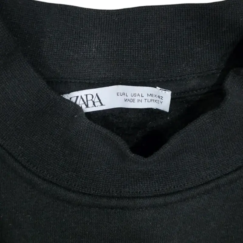 Polerón negro con diseño blanco - 2